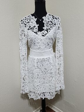Venus White Lace Bell Sleeve Mini Dress Sz 8 Like NWOT Bridal Romantic Boho